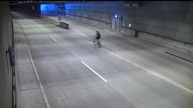 Pomimo zakazu kolejni rowerzyści i kierowcy hulajnóg przejeżdżają przez tunel.