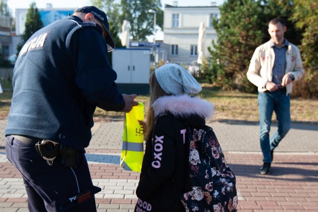 1 października jest Ogólnopolskim Policyjnym Dniem Odblasków, z tej okazji bydgoscy policjanci przypomnieli pieszym i użytkownikom jednośladów, jak ważne są elementy odblaskowe. Policjanci wraz z partnerami w rejonie przejść dla pieszych na skrzyżowaniu ul. Kamiennej i ul. Gdańskiej wyposażyli bydgoszczan w odblaski. 

Akcja zorganizowana została przez bydgoskich policjantów prewencji i ruchu drogowego przy współpracy z Wojewódzkim Ośrodkiem Ruchu Drogowego w Bydgoszczy oraz kierowcą rajdowym Marcinem Gagackim z Oponeo Motorsport. 


FLESZ: Autostrady, bramki, systemy płatności - jak ominąć korki?

