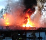 Śmiertelny pożar pod Łodzią. Budynek wyglądał jak płonąca pochodnia. W środku znaleziono zwęglone zwłoki ZDJĘCIA