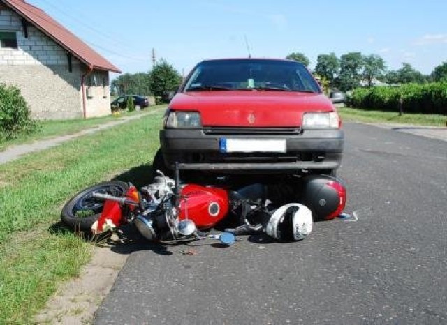 Kierujący motocyklem marki Suzuki 21-latek uderzył w tył ...