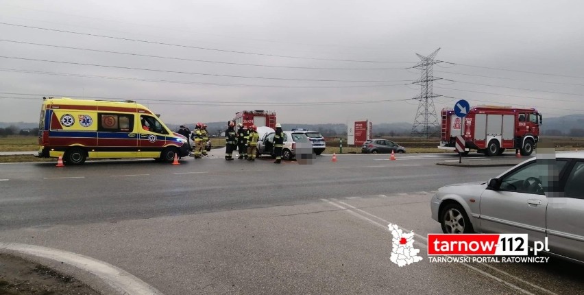 Wypadek w Wojniczu. Poranne zderzenie dwóch aut na obwodnicy Wojnicza, obok cmentarza. To już kolejne zdarzenie w tym miejscu [ZDJĘCIA]