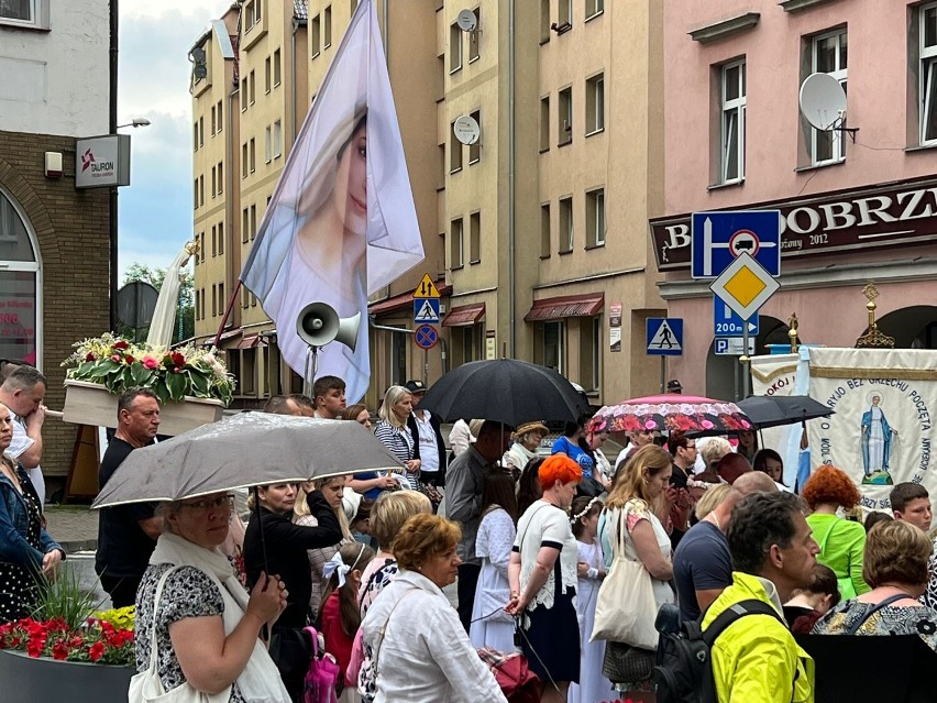 Boże Ciało 2022 w Kłodzku. Kilkaset osób uczestniczyło w procesji ulicami miasta 