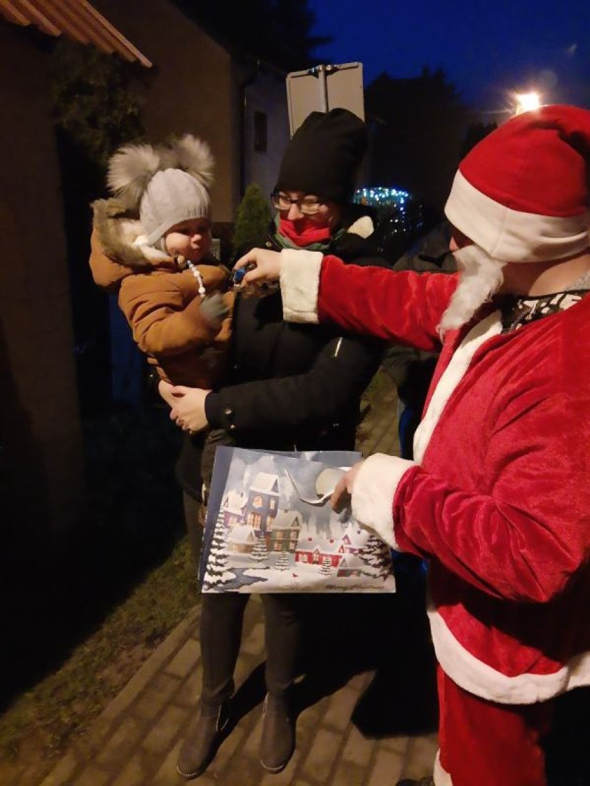 Święty Mikołaj z wizytą w gminie Wyrzysk. Nie zapomniał o najmłodszych mieszkańcach