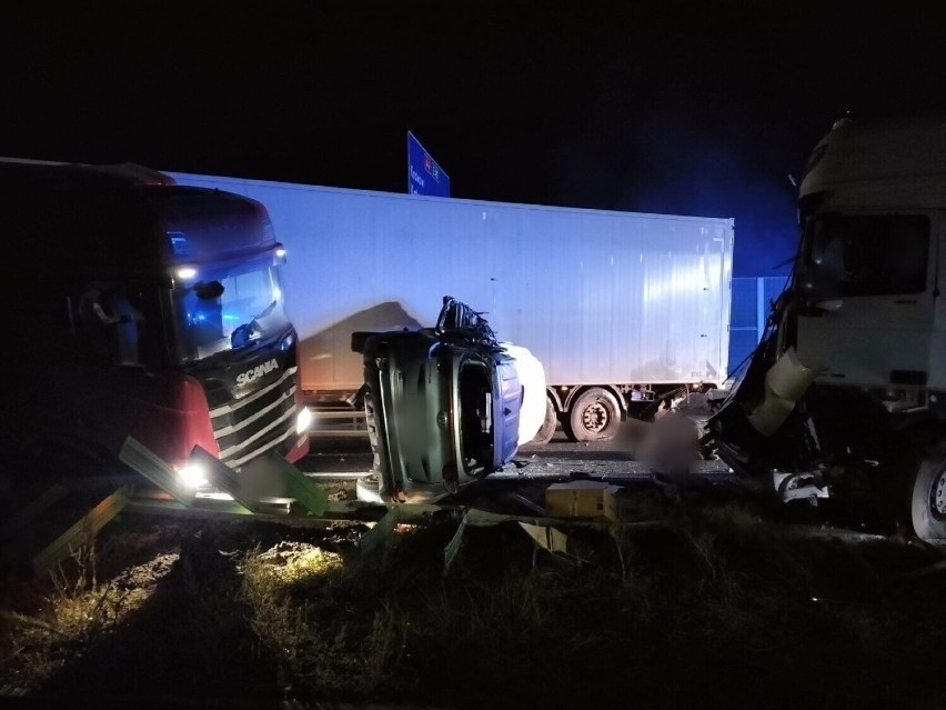 Karambol na A4. Ciężarówki zderzyły się z samochodem osobowym                                   