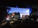 Karambol na A4. Ciężarówki zderzyły się z samochodem osobowym