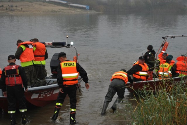 Policjanci, żołnierze 5 Batalionu Strzelców Podhalańskich i strażacy uczestniczyli w ćwiczeniach doskonalących współdziałanie służb, które zorganizowało Starostwo Powiatowe w Przemyślu. Scenariusz działań obejmował dwa epizody. 

Zagrożenia, z jakimi musieli zmierzyć się ratownicy to m.in. umiejętność współdziałania i podejmowania decyzji w sytuacji, gdy doszło do lokalnych podstopień i problemów z komunikacją. Ćwiczono na żwirowni w Ostrowie. Kolejny epizod dotyczył akcji poszukiwawczej zaginionej w lesie wycieczki. W działania niedaleko Wapowiec zaangażowani zostali funkcjonariusze  przemyskiej policji, PSP  w Przemyślu, OSP Ujkowice, OSP Krasiczyn, Nadleśnictwo Krasiczyn oraz  żołnierze 5 Batalionu Strzelców Podhalańskich, ratownicy medyczni. 

Zobacz także: Ewakuacja szkoły w Odrzykoniu k. Krosna
