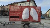 „Zobacz czym oddychasz. Zmień to” w Wadowicach. Mobilny model płuc stanął na rynku  