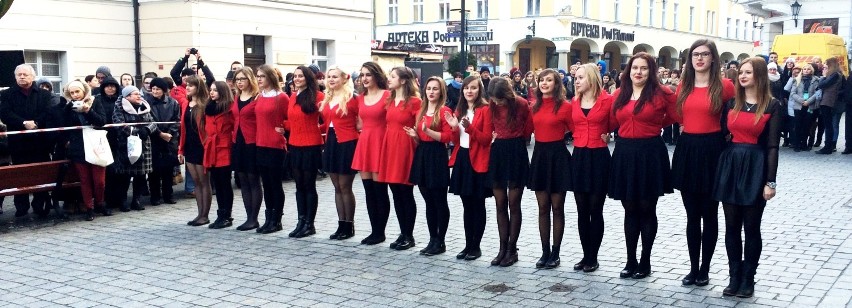 IV Miejski Turniej Poloneza w Zielonej Górze: Prezentacja uczniów z Lotnika (zdjęcia)