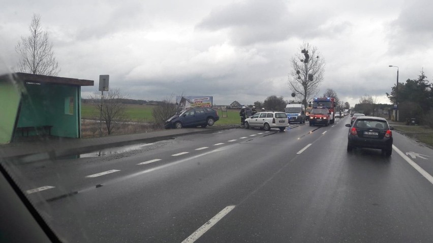 Kierująca oplem i dwójka dzieci z nią podróżujących zostali...