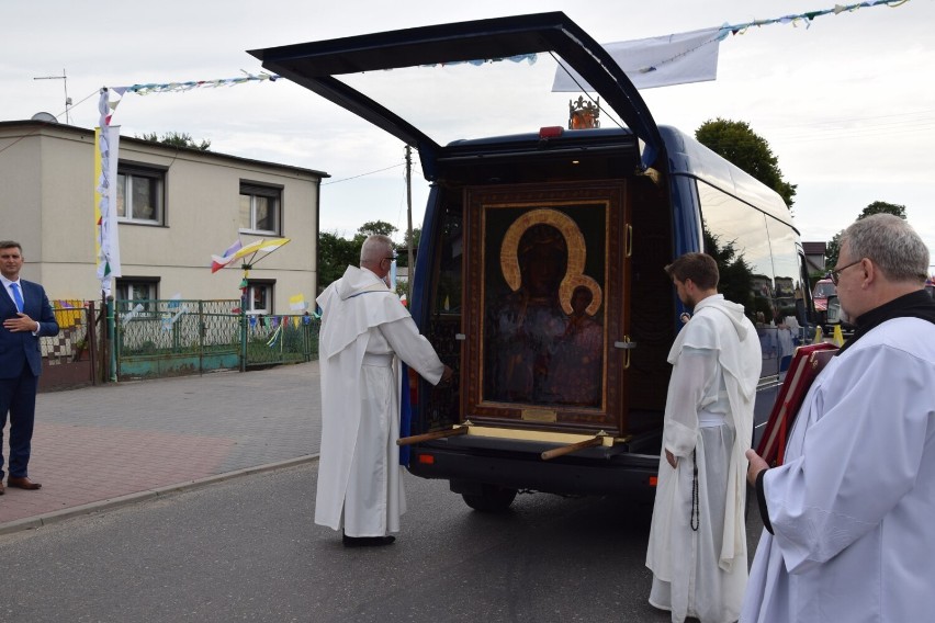 Gm. Duszniki. Sędziny powitały kopię obrazu Matki Boskiej Częstochowskiej