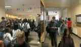 Dyrektor III LO w Rzeszowie zakazał uczniom przebywania w salach lekcyjnych podczas przerw. Młodzież protestuje 