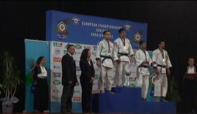 Tomasz Szczepaniak - pierwszy z lewej na podium - zdobył tytuł vice - mistrza Europy juniorów w judo w kategorii wagowej do 81. kg., podczas zawodów, które odbywają się w Sarajewie.