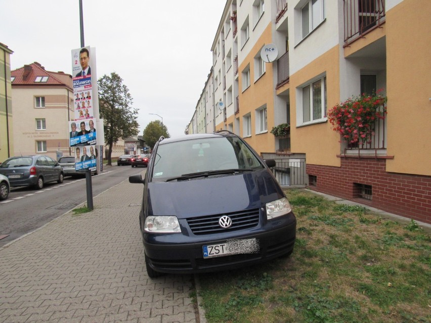 Chamskie parkowanie w Stargardzie nr 146 i 147. Takie widoki na ulicy Słowackiego