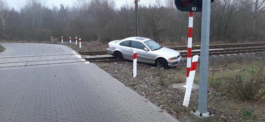 Chwile grozy na przejeździe kolejowym w Sitnie koło Szczecinka. Rozbite auto na torach [zdjęcia]