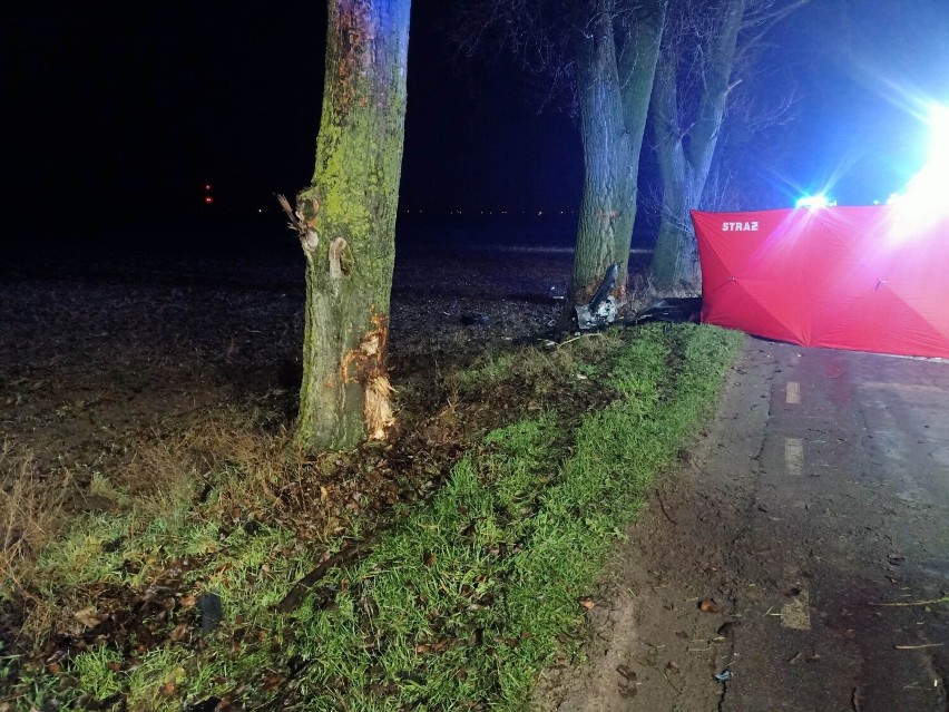 Nocna tragedia na granicy powiatu szamotulskiego i nowotomyskiego. Nie żyje młody mężczyzna [ZDJĘCIA]