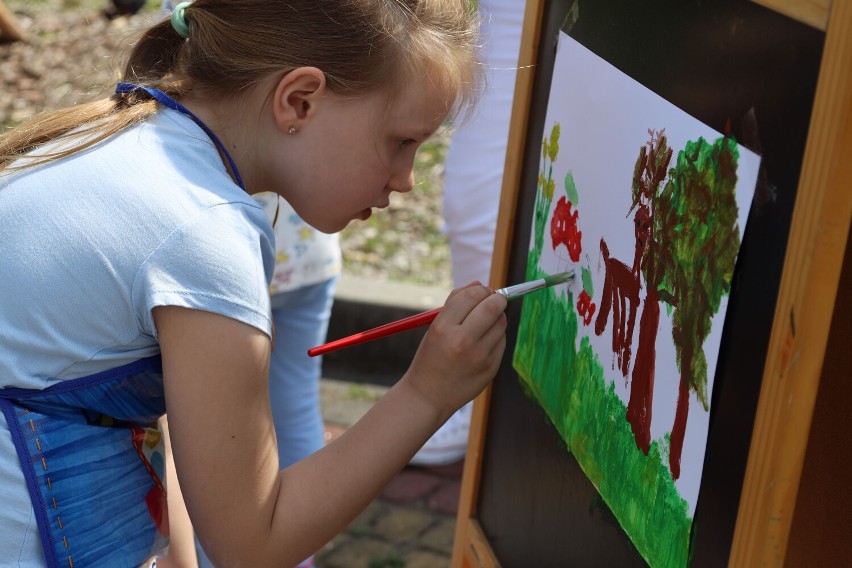 Konkurs „Wiosenne malowanie” z PP 9 w Radomsku. Dzieci na plenerze w ośrodku Malutkie Resort. ZDJĘCIA