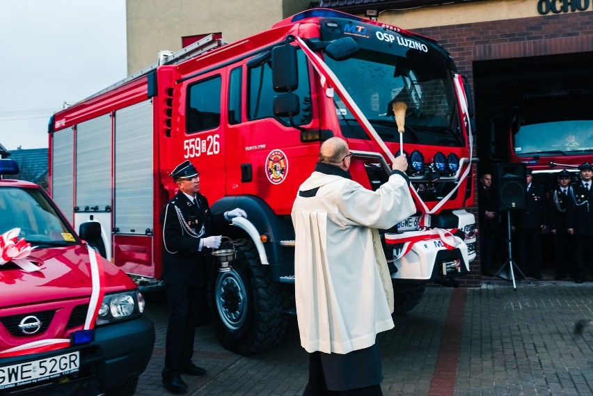 Druhowie z OSP w Luzinie odebrali nowy wóz strażacki [ZDJĘCIA]