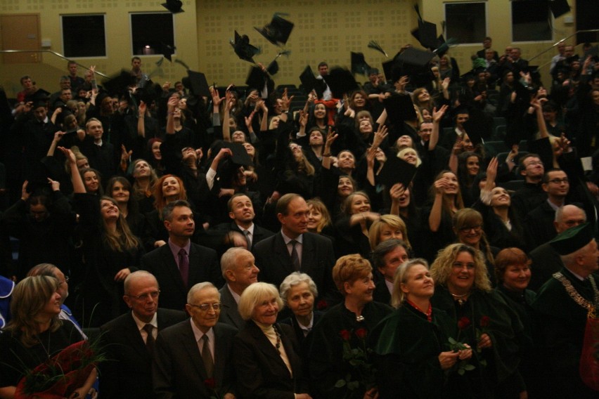 Ponad 100 absolwentów studiów na kierunku farmacja oraz...