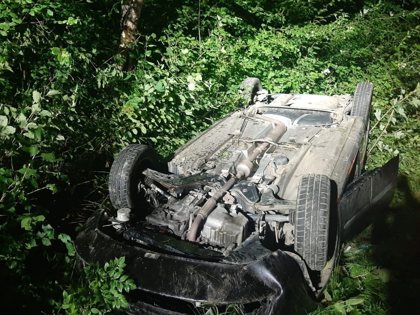 Wypadek w Grybowie, samochód dachował