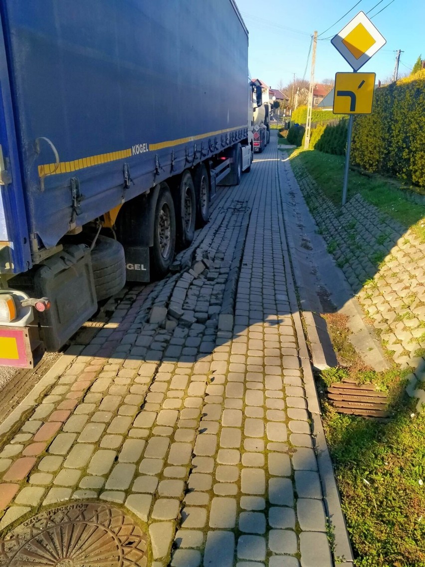 Ciężarówki zniszczyły chodnik w Siedliskach pod Przemyślem [ZDJĘCIA]
