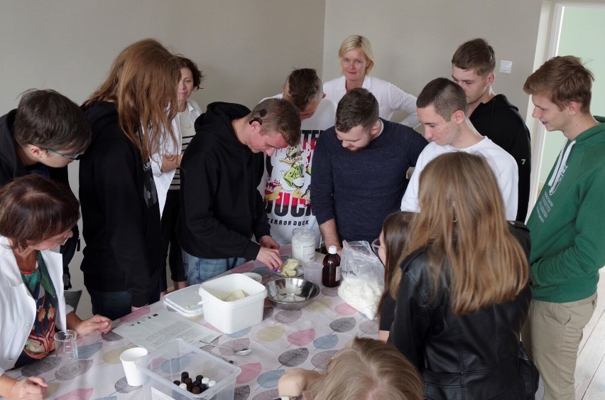 Uczniowie SOSW w Kaliszu uczestniczyli w warsztatach fotograficznych i produkcji kosmetyków. ZDJĘCIA