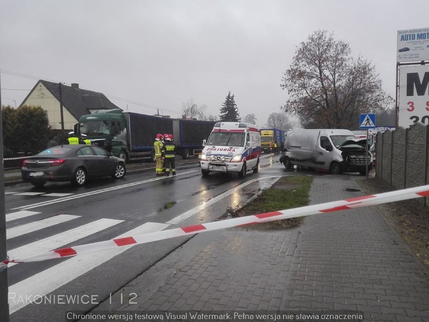 W Rakoniewicach zderzyły się osobówka, auto dostawcze i ciężarówka! [ZDJĘCIA]