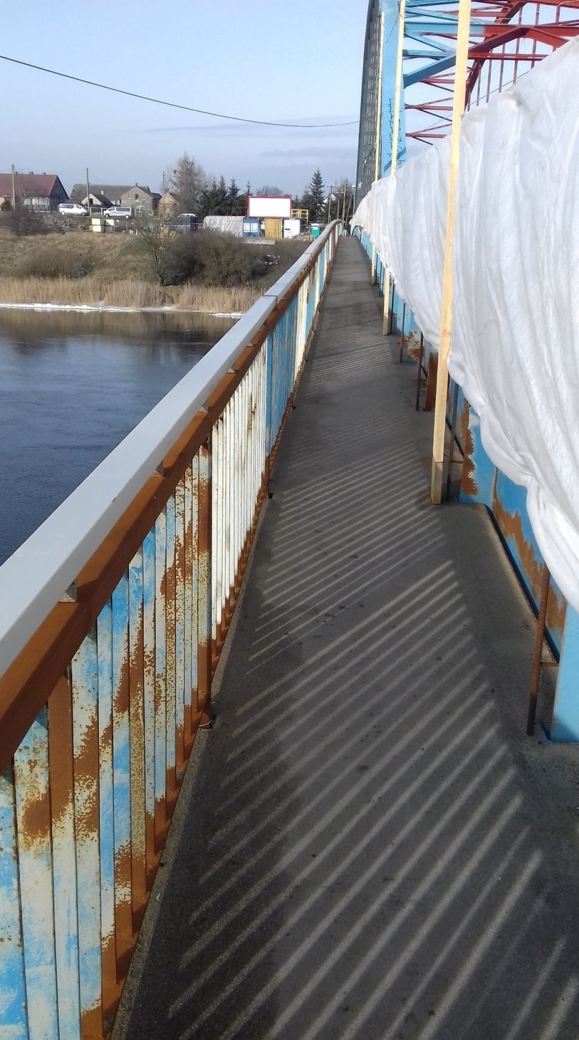 Przez zamknięty most w Świerkocinie mieszkańcy od kilku...