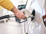 Ceny na stacjach benzynowych porażają. Paliwo będzie jeszcze droższe w wakacje? Eksperci komentują
