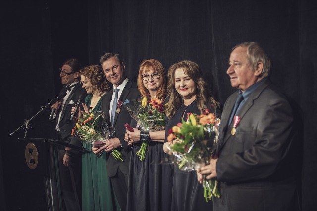 Sześcioro aktorów Teatru Zagłębia otrzymało w sobotę odznaczenia przezydenta RP. Nagrodę Kreatona otrzymał kator Teatru, Michał Bałaga. Zobacz kolejne zdjęcia. Przesuwaj zdjęcia w prawo - naciśnij strzałkę lub przycisk NASTĘPNE