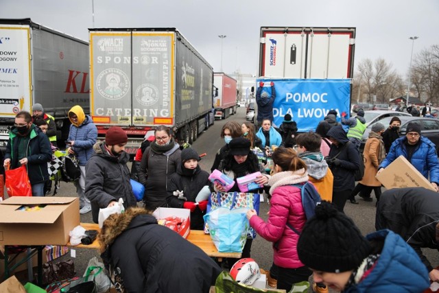 Na pomoc uchodźcom z Ukrainy rzuciło się tysiące wolontariuszy z całej Polski. Na zdjęciu stadion Wisły Kraków...