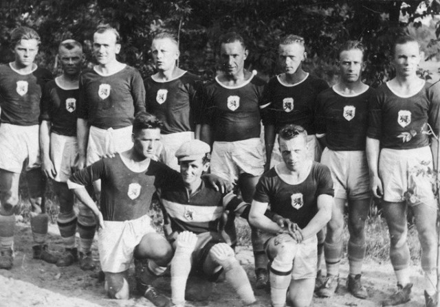 1938 rok - Drużyna piłkarska Wojskowego Klubu Sportowego Gryf Toruń. Na pierwszym planie od lewej: Kamiński, Wyczyński, Wierzelewski. Stoją od lewej na drugim planie: Wiśniewski, Wierzchowski, Trenk, Fronczak, Jeziorski, Kosobucki, Ziółkowski, Ochocki.