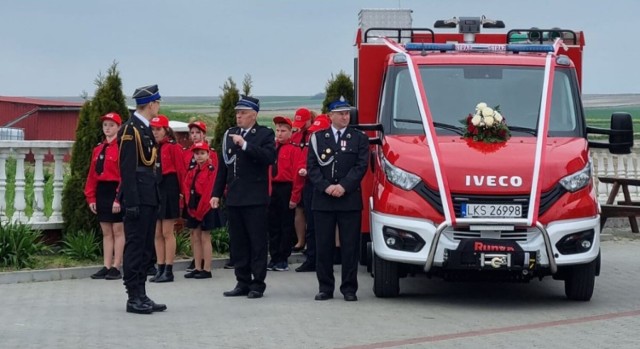 Nowy samochód ratowniczo - gaśniczy IVECO,  będzie służył pomocą mieszkańców gminy i powiatu Krasnystaw. fot.