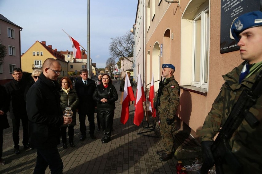 Delegacja samorządowców zapaliła znicze pod tablicą upamiętniającą Polską Radę Ludową 