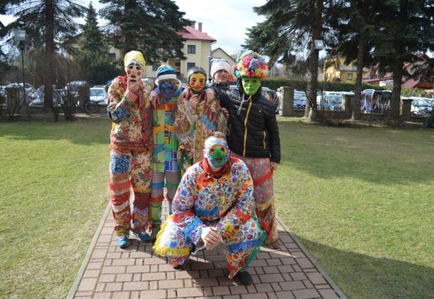 Tutaj lany poniedziałek jest niesamowity! Tradycyjny śmiergust w Wilamowicach (ZDJĘCIA)