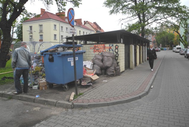 Na osiedlu Tysiąclecia często jest nieporządek obok śmietników.