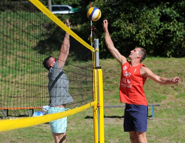 Adrian Sdebel (KM PSP Wałbrzych) i Mariusz Jajus (KM PSP Rybnik) wygrali 6. Turniej Siatkówki Plażowej Służb Mundurowych w Przemyślu. Drugie miejsce zajęli Błażej Masłowski, Mateusz Szwejkowski (11 Pułk Artylerii w Węgorzewie), a trzecie Marian Studziński i Michał Chojnacki (Nadwiślański Oddział SG). W dwudniowej imprezie wzięły udział 23 pary z różnych stron Polski.