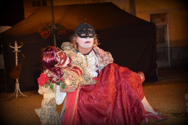 Spektakl plenerowy: „Piękna Morylinda” (Pantomima - Commedia Dell`arte) zagrany przez aktorów Teatru Formy z Wrocławia
