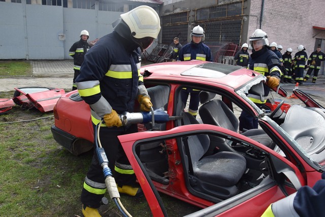 Druhowie z jednostek OSP z pow. przemyskiego, wzięli udział w szkoleniu podstawowym na terenie KM PSP w Przemyślu. Przyszli ratownicy mieli okazje między innymi zapoznać się ze sposobami gaszenia pożarów oraz technikami wydobywania osób poszkodowanych z rozbitych podczas wypadku samochodów.