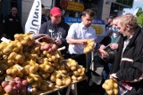Protest Agrounii w Warszawie. Rolnicy rozdają tony ziemniaków. "Odbijemy wieś PiS-owi"