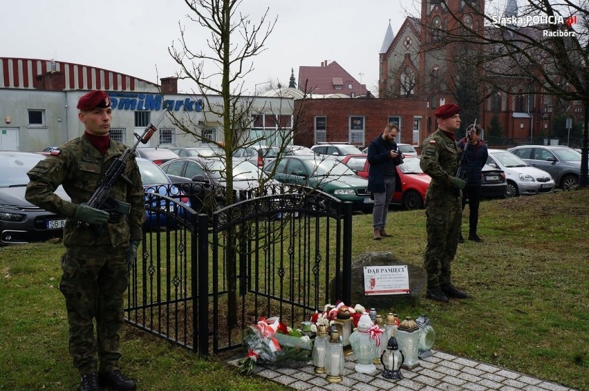 Patriotyczne uroczystości w Kuźni Raciborskiej przy Dębie Katyńskim w rocznicę ujawnienia Zbrodni Katyńskiej. Oddano hołd poległym