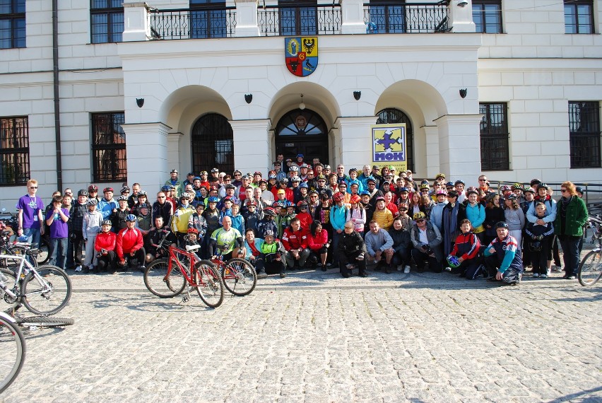 Głogów: Z okazji Dnia Ziemi 250 rowerzystów pojechało do Dalkowa. (ZDJĘCiA)