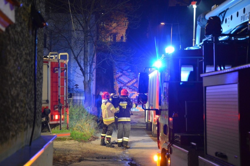 Lębork. Pożar w budynku przy ulicy Wita Stwosza. Strażacy wezwani na miejsce