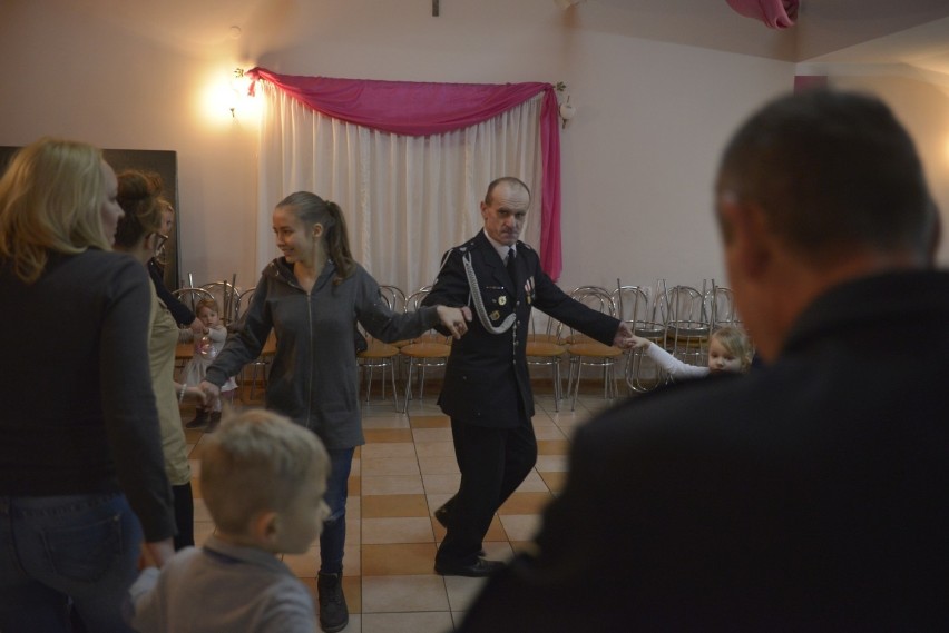 Kilkadziesiąt osób wzięło udział w zabawie choinkowej, którą...