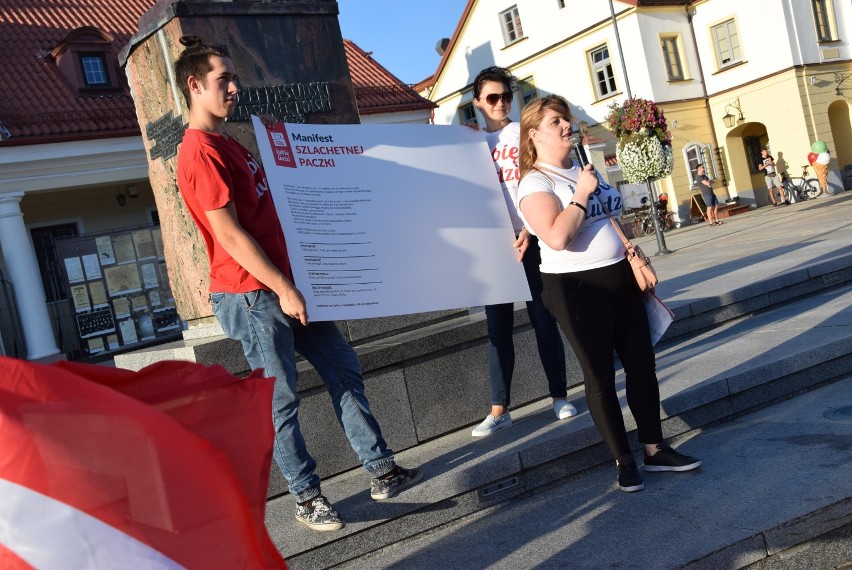 Studniówka Szlachetnej Paczki w Białymstoku. Manifest, polonez i radosne rytmy [zdjęcia] 