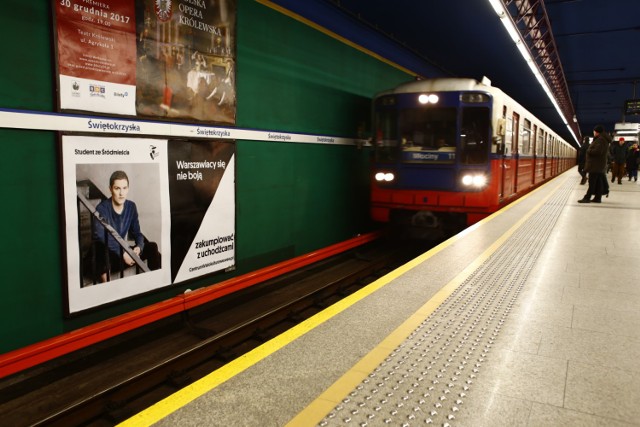 Warszawiacy się nie boją stanąć w obronie uchodźców - kontrowersyjny billboard pojawił się przy peronach metra