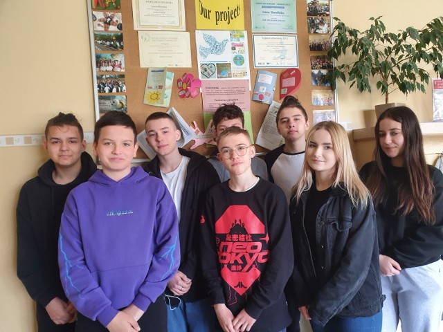 Na zdjęciu reprezentacja uczniów biorących udział w projekcie, który zdobył tytuł laureata Ogólnopolskiego Konkursu "Nasz projekt eTwinning"
