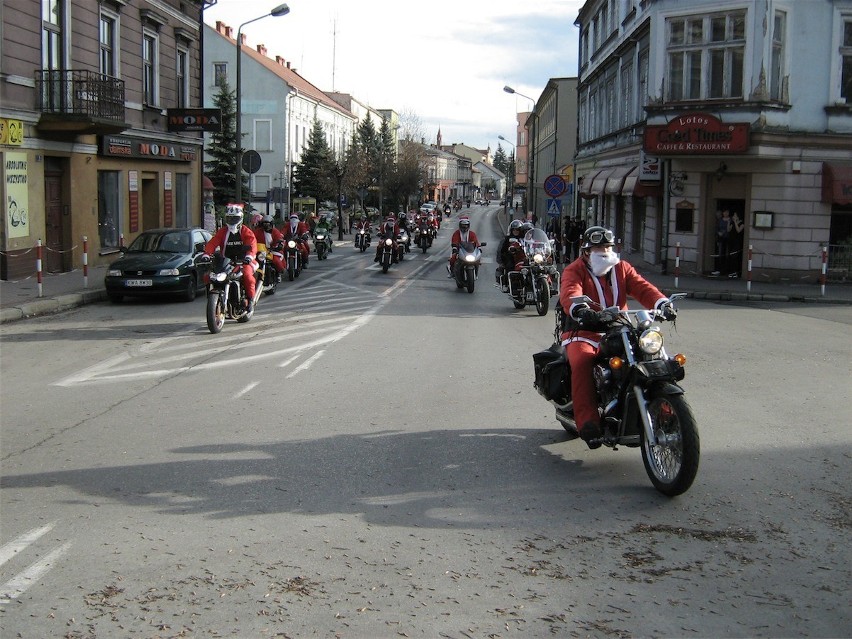 Wadowice: Motomikołaje 2011. Stu Mikołajów na motorach odwiedziło papieskie miasto [ZDJĘCIA]