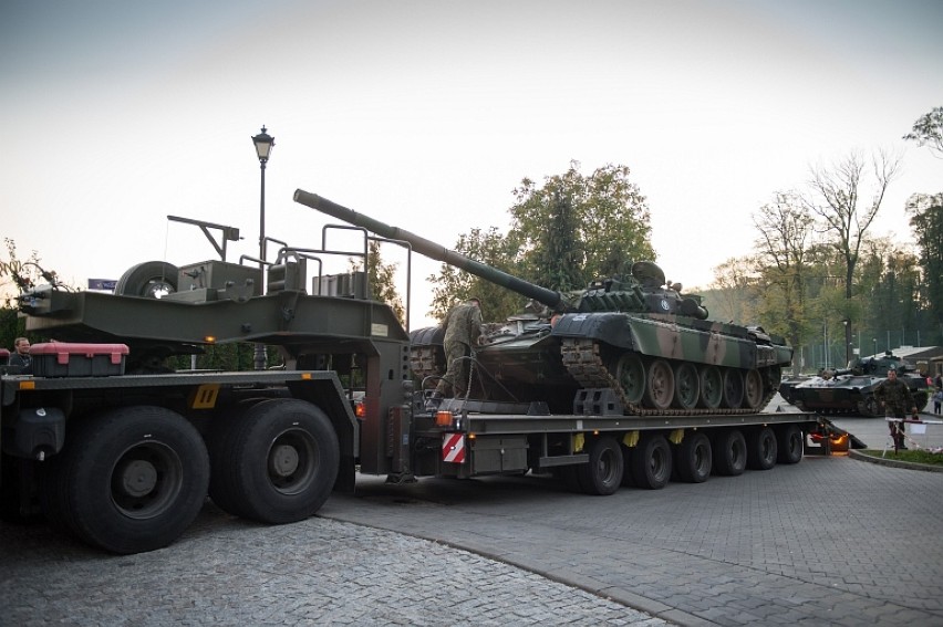 Czołg T 72 w Parku Uzbornia w Bochni. Zobacz, jak wyglądał wyładunek sprzętu bojowego [ZDJĘCIA]