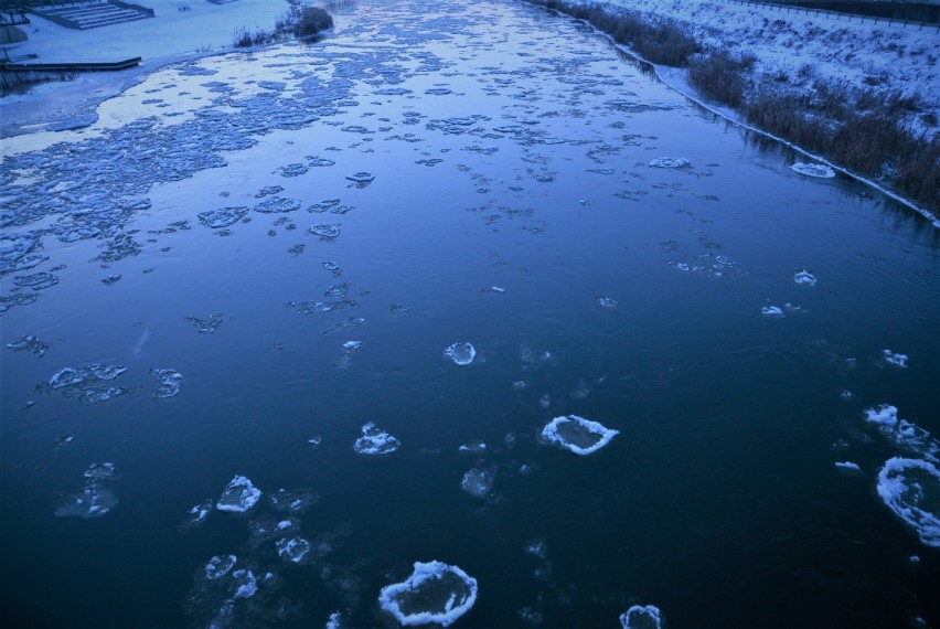 Klimatyczny zimowy Bulwar Nadwarciański w Koninie  Światło grało tu główną rolę