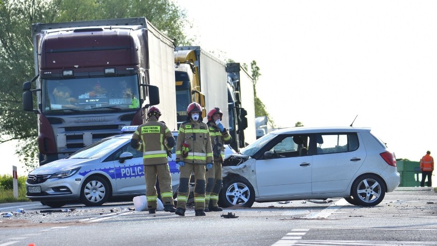 Osobówka zderzyła się z ambulansem